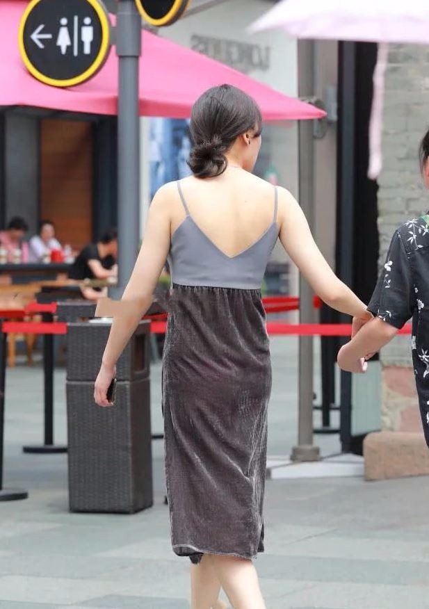 性感美妇穿吊带裙裹出丰腴饱满的臀线,玫红色很好看很有女人味