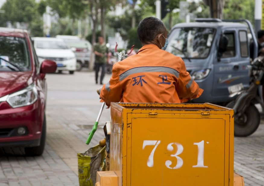 一位清洁工大爷的早餐,榨菜需要省着吃,脸上笑容让人感动