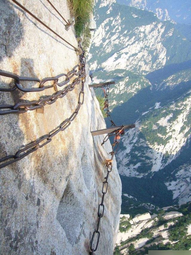 小视频带火中国最危险景点:华山栈道游客掉下悬崖,玻璃栈桥碎了