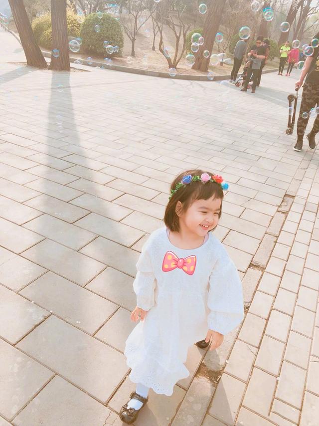 67676767包贝尔吐槽女儿是胖版美人鱼,包可艾