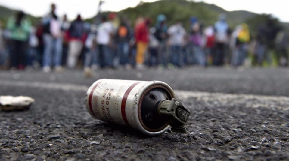 铝热剂手榴弹有多可怕连装甲车的钢板都能烧穿