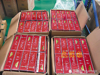 凌晨,扬州商务车里塞满2116条高档香烟