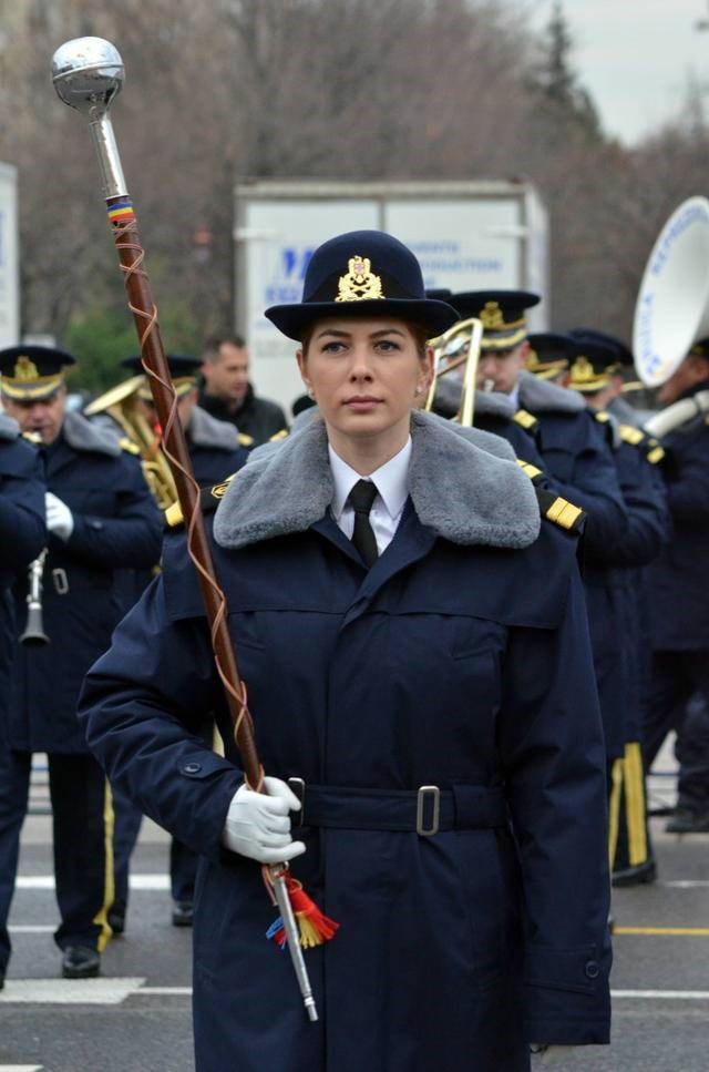 前苏联小国美女,当兵才是她们的出路