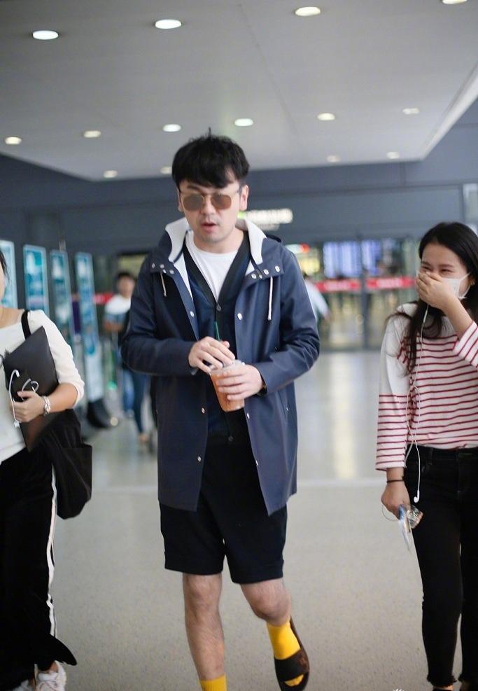 雷佳音最新机场照, 拖鞋配袜子表情迷茫, 身后妹子掩面而笑!