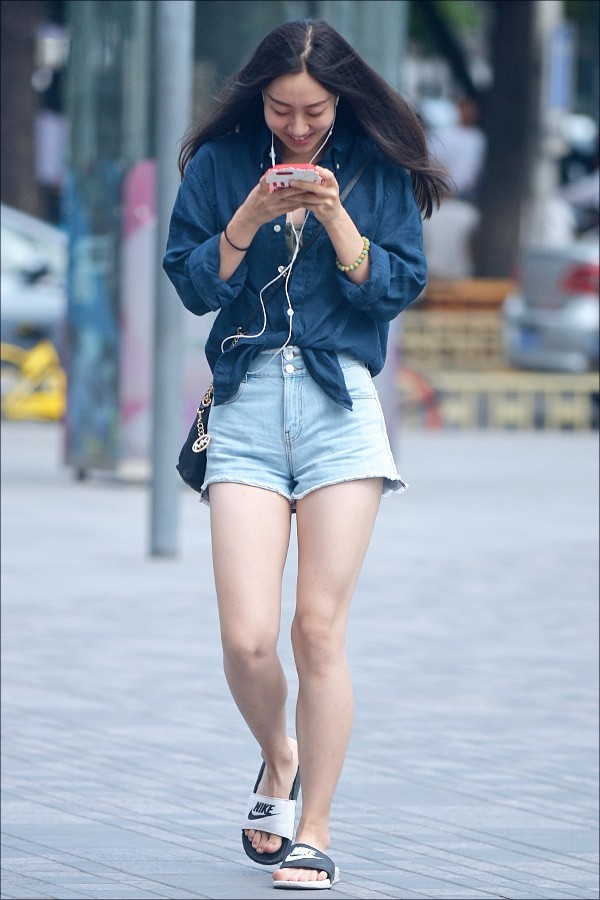 街拍短裙短裤热辣美女