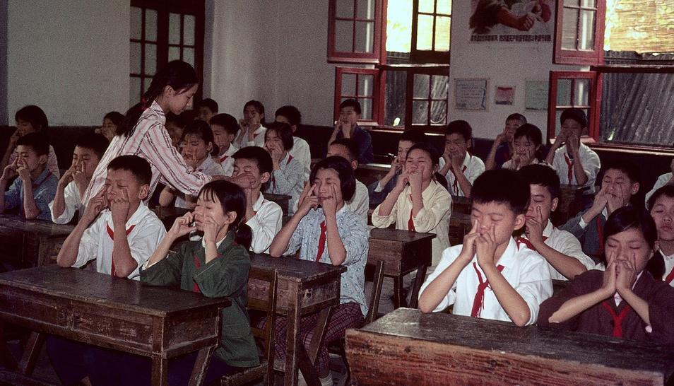 老照片:1976年上海的中小学生,那时就有眼保健操了