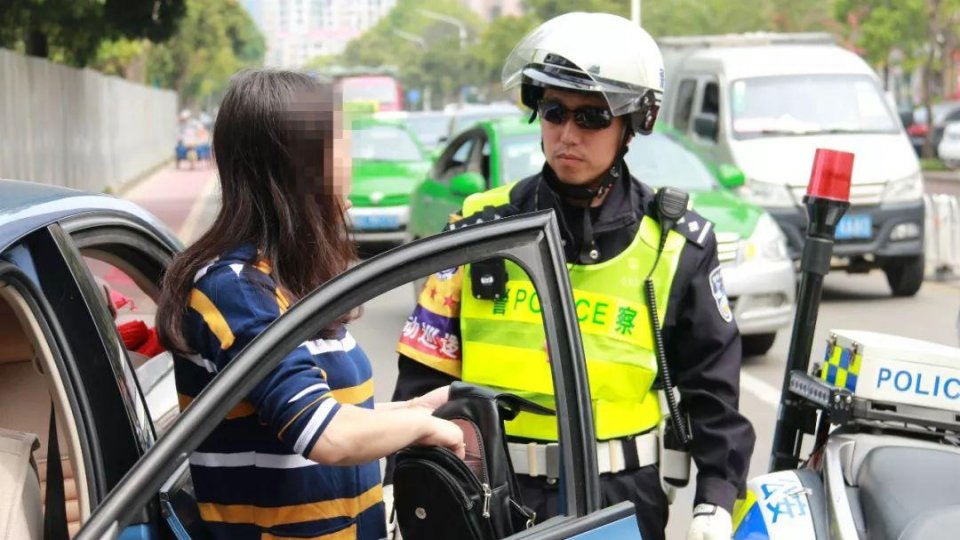 珠海女司機駕斯柯達狂奔5條街!交警追上開2千多罰單,扣6分!