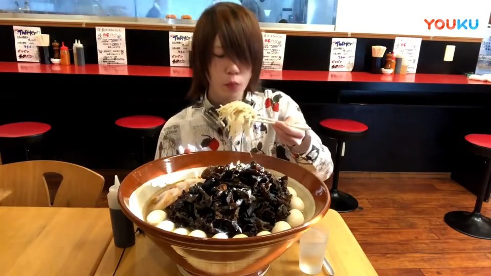 日本大胃王耳机哥一顿饭吃4斤的木耳猪肉拉面!吃秀