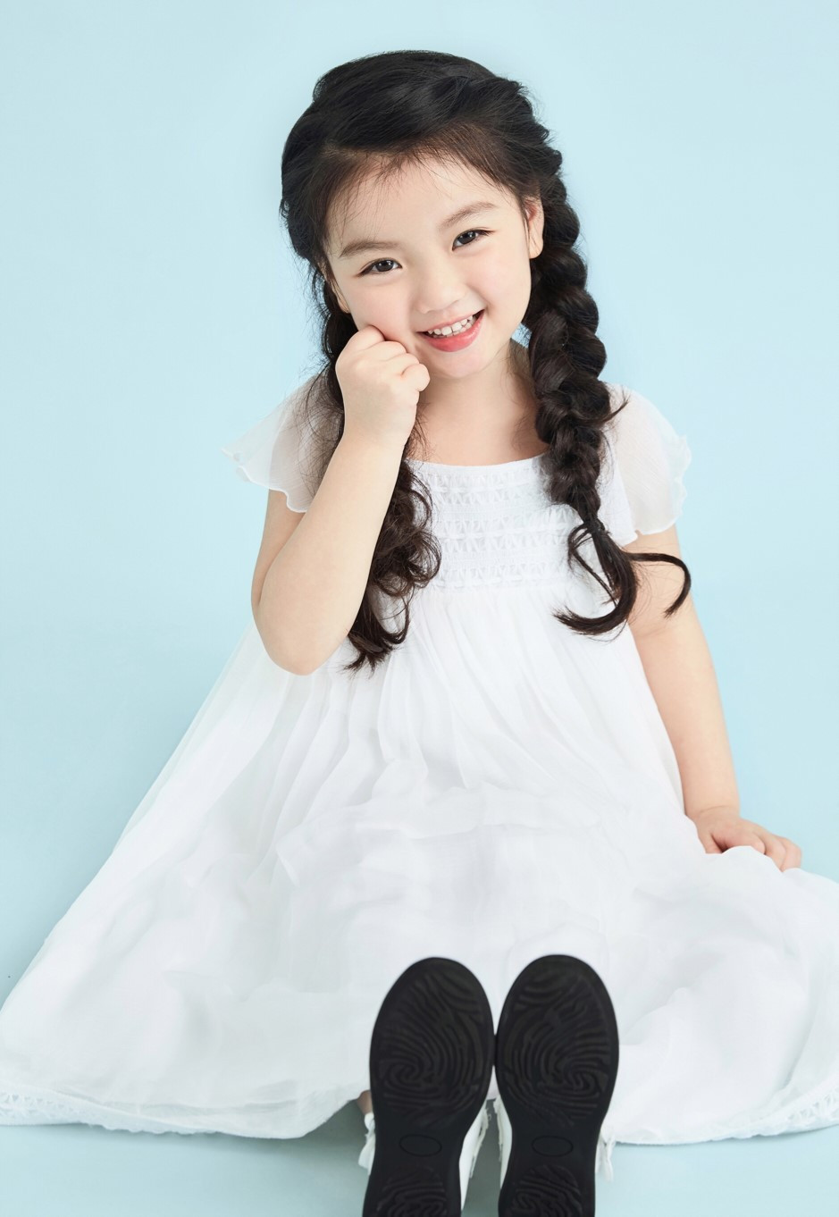 从小培养当明星,阿拉蕾六岁照顾弟弟赚钱养家,她的父母被喷惨!