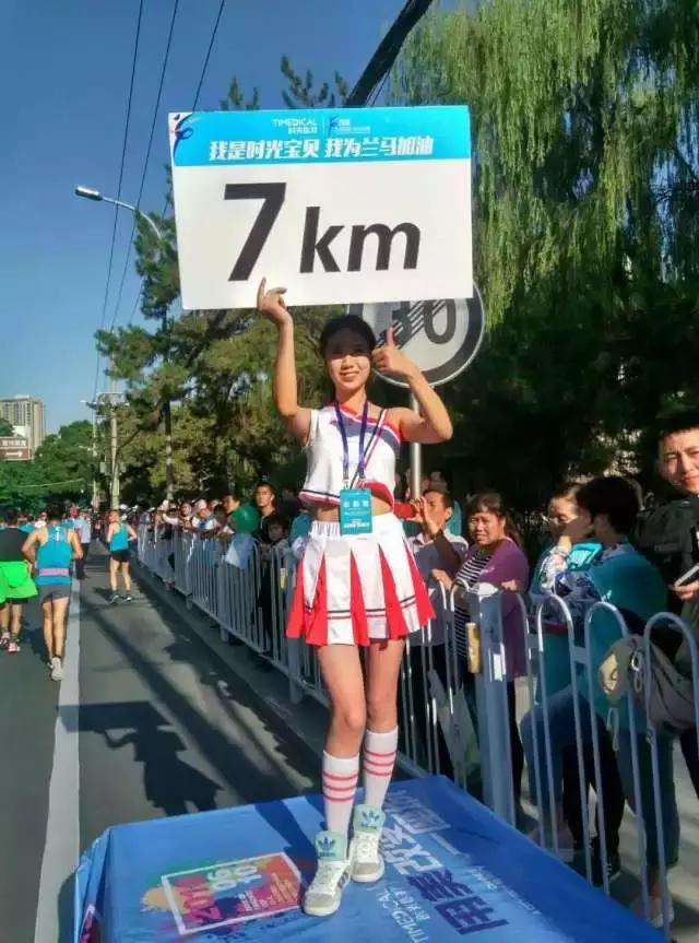 颜值爆棚,2018兰州马拉松赛上举牌小姐姐来了解一下