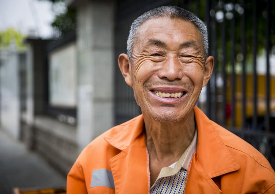 一位清洁工大爷的早餐,榨菜需要省着吃,脸上笑容让人感动