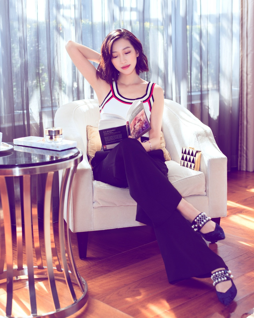 温雅穿西装露内衣跟没穿差不多网友有身材就是任性