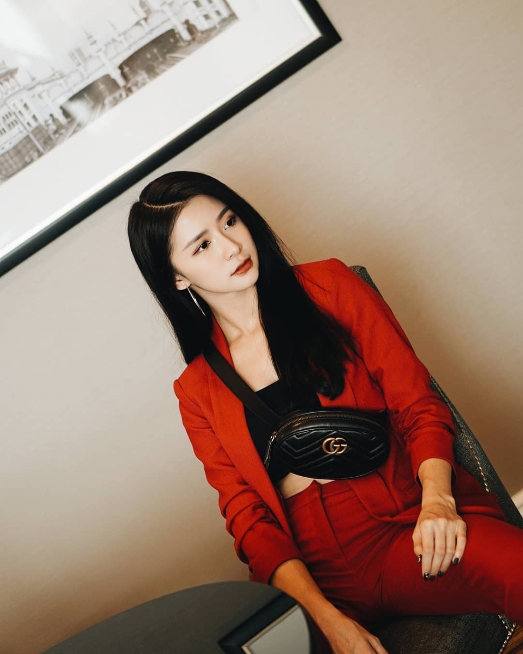 甜美笑容酷像唐嫣,红色西装展现事业心,散发自己的独特迷人气息