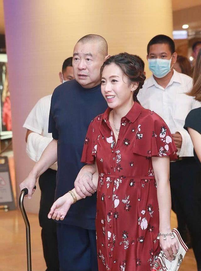 刘銮雄到底有多疼爱甘比出街吃餐饭都要紧紧拉住她的手