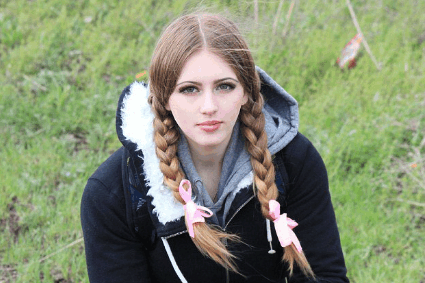 这个俄罗斯美女有很多追求者,当她脱下上衣后大家都被吓跑__财经头条