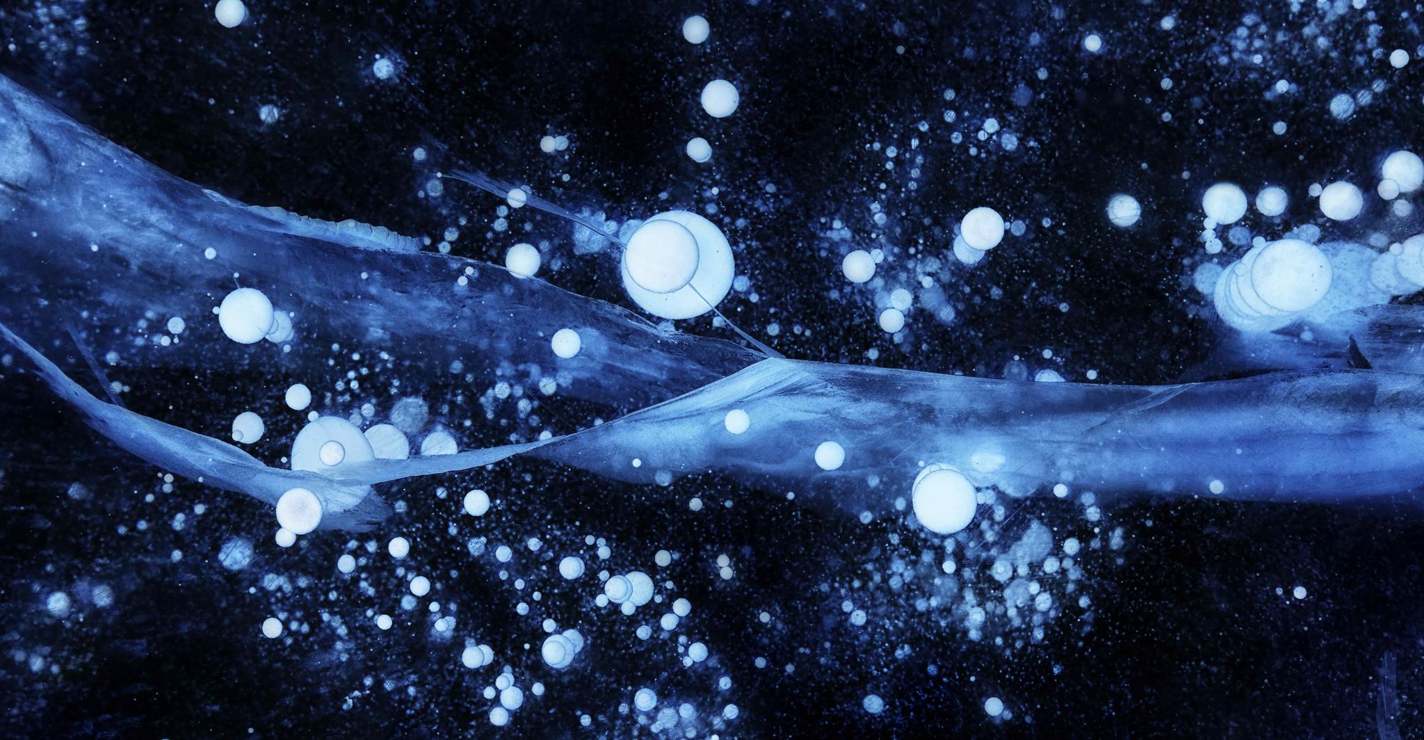 幽蓝色的冰泡背后水有多深?微距摄影,给你呈现惊艳的超级梦幻!