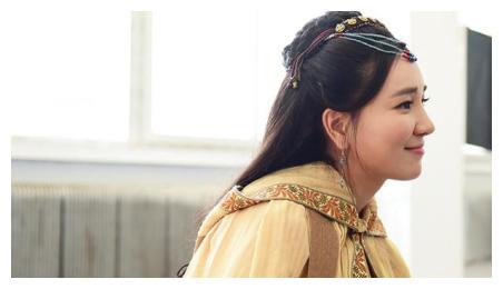 活力满满青春感十足照片中蓉卓身穿白色t恤和牛仔短裤搭配运动