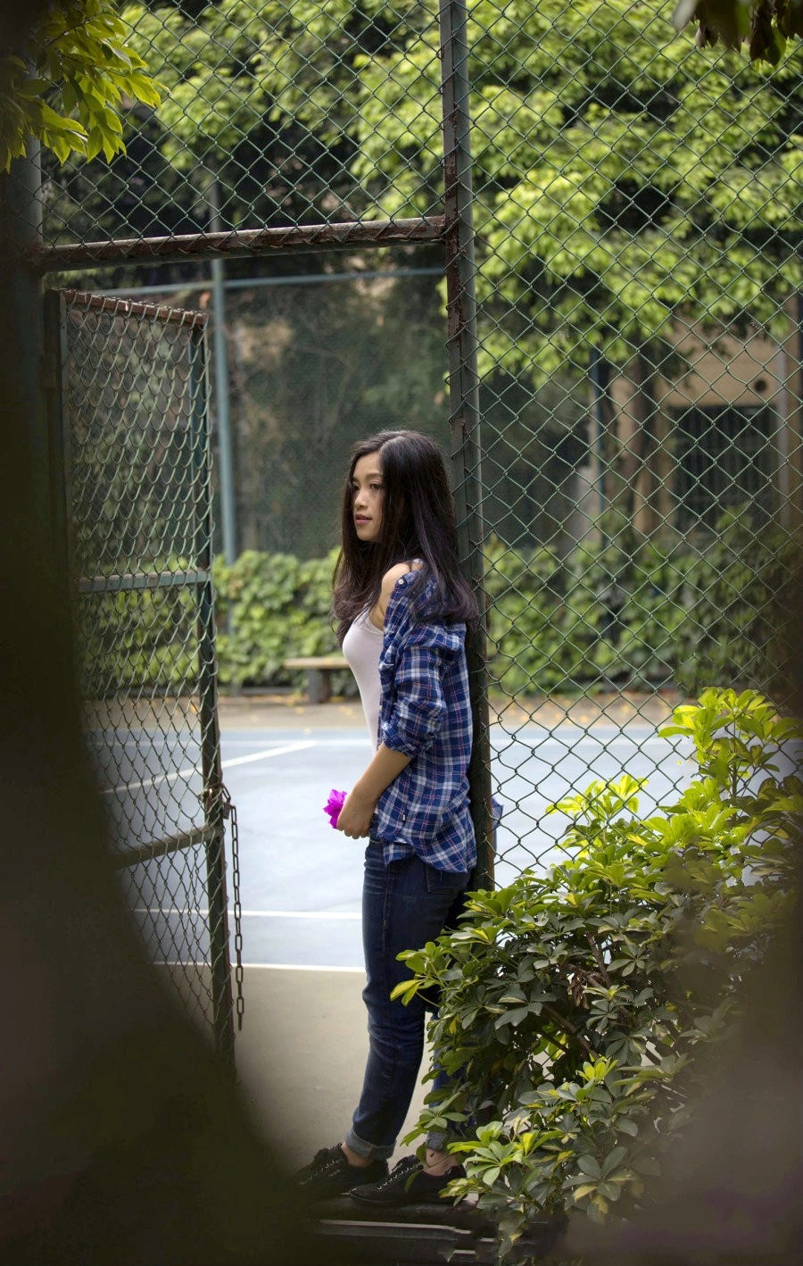 镜头美景下的青涩美丽女子