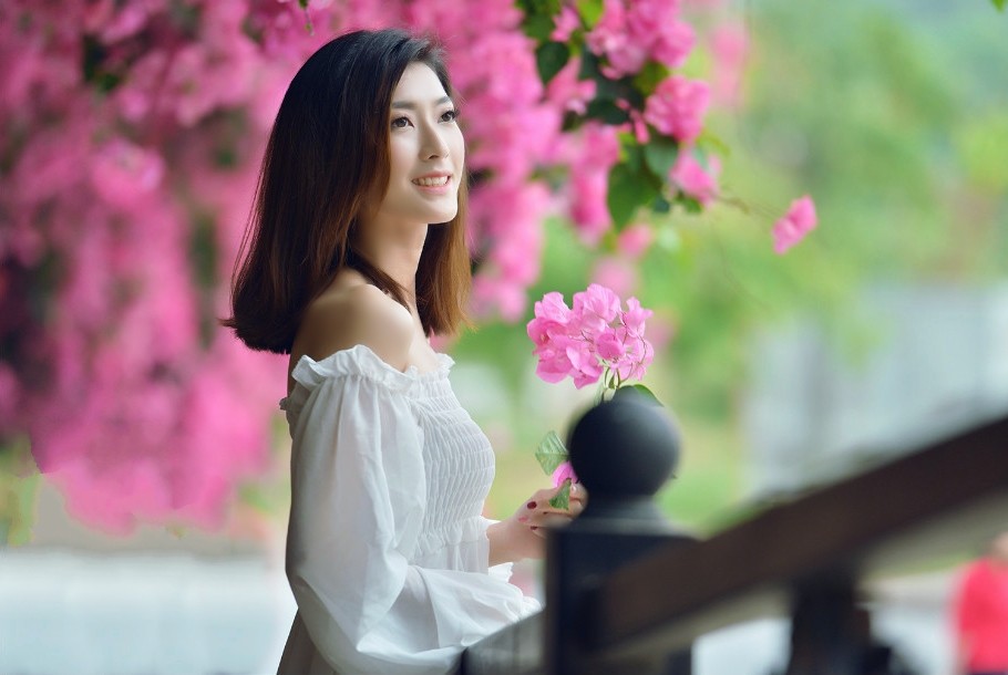 花开树下的唯美清秀美裙姑娘|人像|美女|摄影|花开|姑娘_新浪新闻