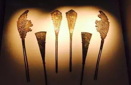 欧亚达·卓刀泉古玩城:中国古代女性发饰中的钗、簪、步摇|金簪|发钗|首饰|宝钗|妇女_新浪新闻