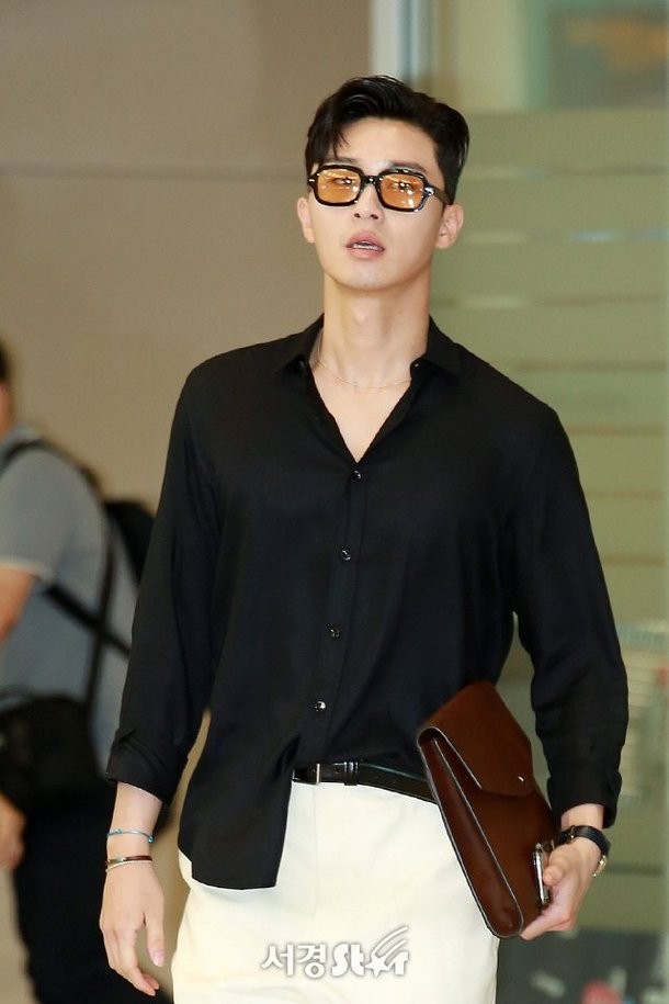 朴叙俊结束广告拍摄回国,头型外貌展现机场时尚风采|朴