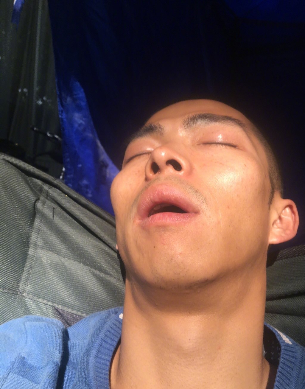 他在《我不是药神》中演彭浩,从非主流的黄毛到短发让人印象深刻