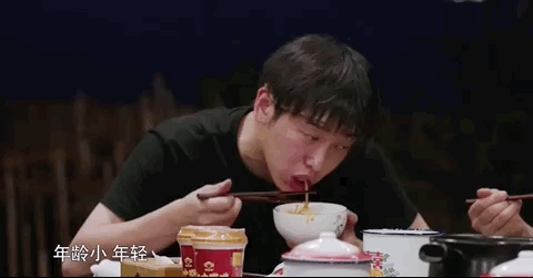 下饭爱豆彭昱畅,宝藏男孩没错了,网友:看他吃饭能笑一整天!