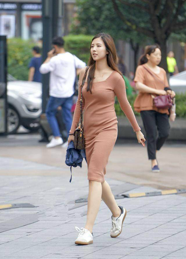 街拍周末青岛街头的美女