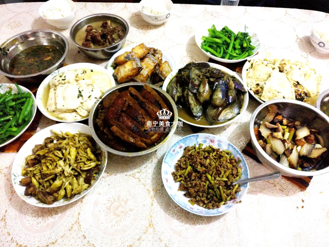 叔叔请客吃饭,一桌10个菜,样样好吃,但这盘菜一上桌就被抢光了
