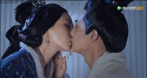 正文 到了第九集不仅有吻戏,居然还附赠了一小段"床戏".