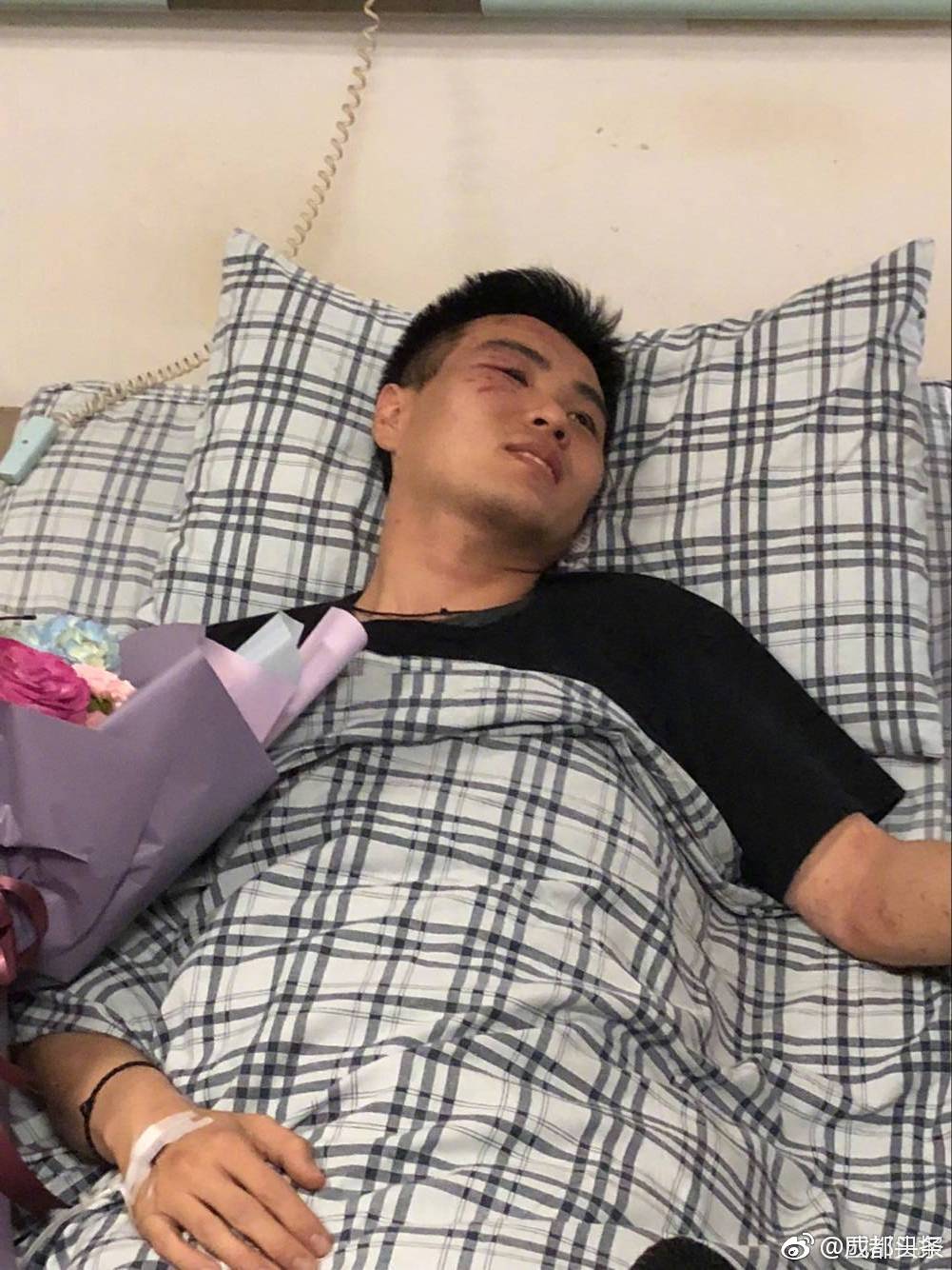 他们是川航机长刘传健,受伤的90后副驾驶,以及空乘小姐姐.为点赞