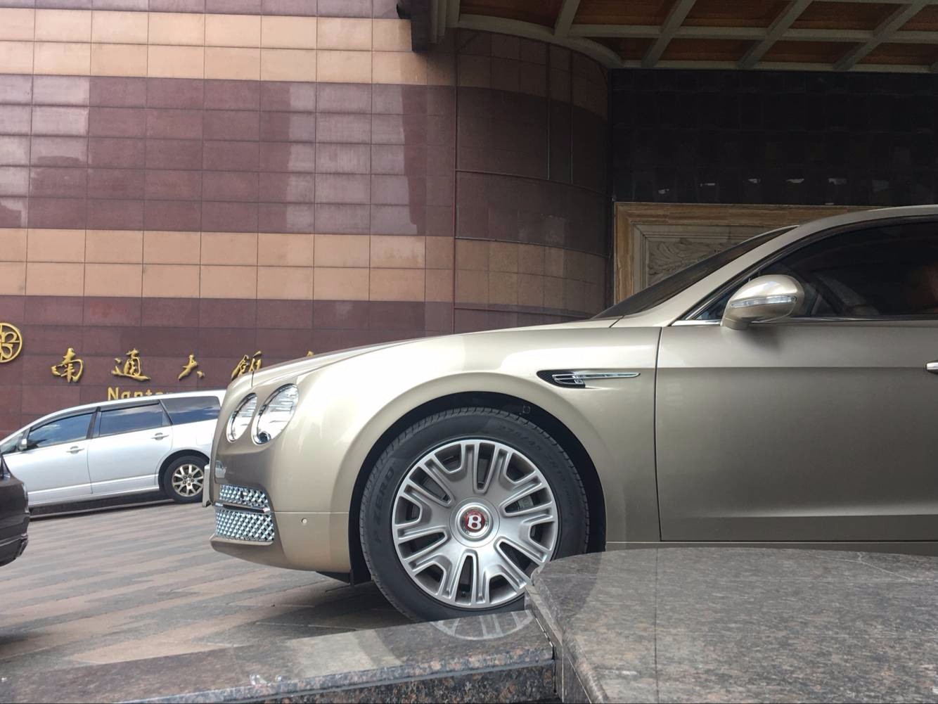 南通大饭店门口的金色新款宾利实拍!