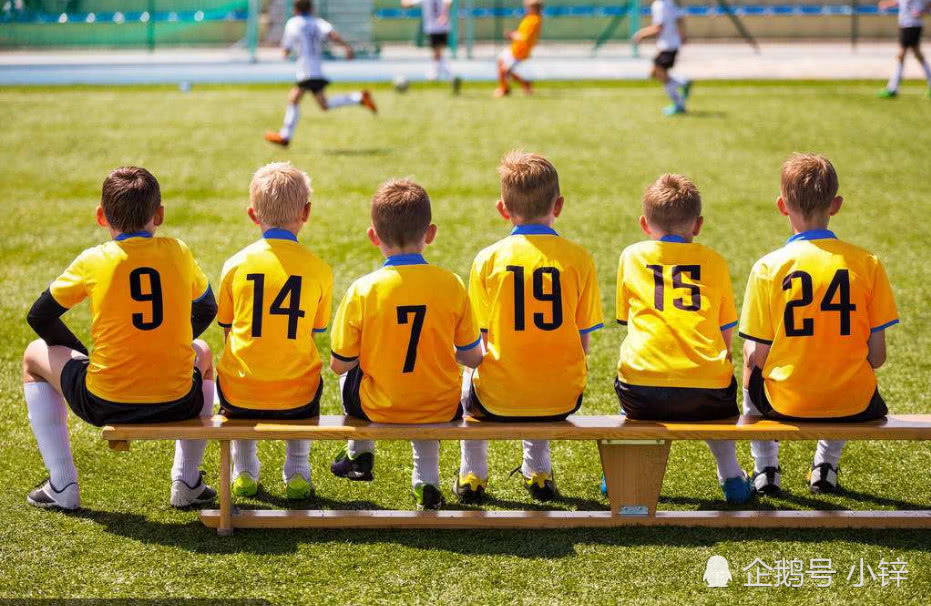 反思前国足门将摆地摊卖樱桃!你还敢让你的孩