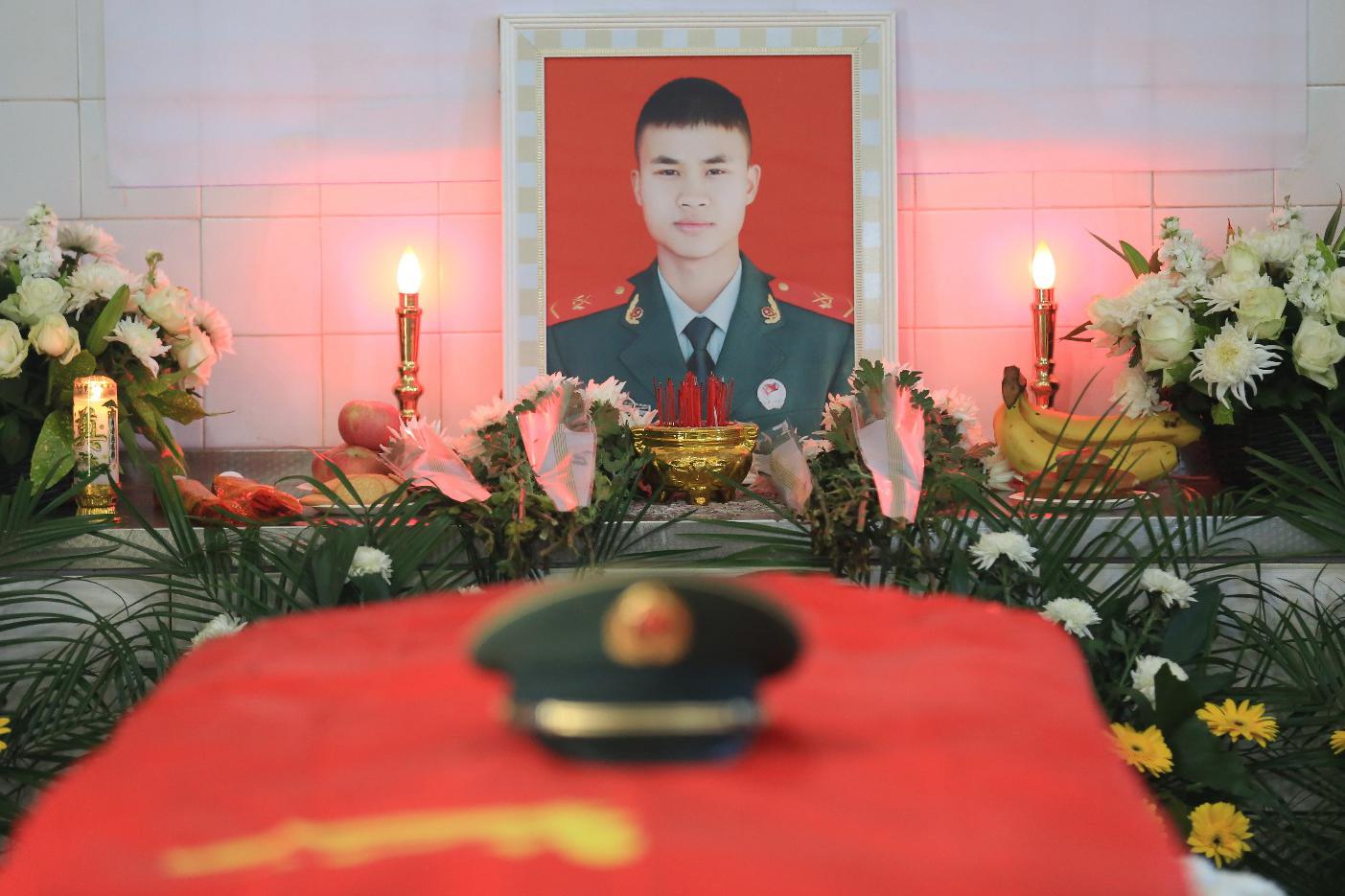 21岁消防烈士魂归故里 家人痛哭送别求再多看一眼_新浪看点