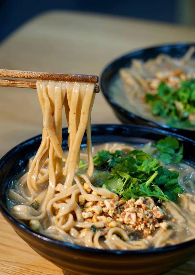 郑州网红杂面条登陆许昌,只靠1碗面就吸引了90%的吃货!