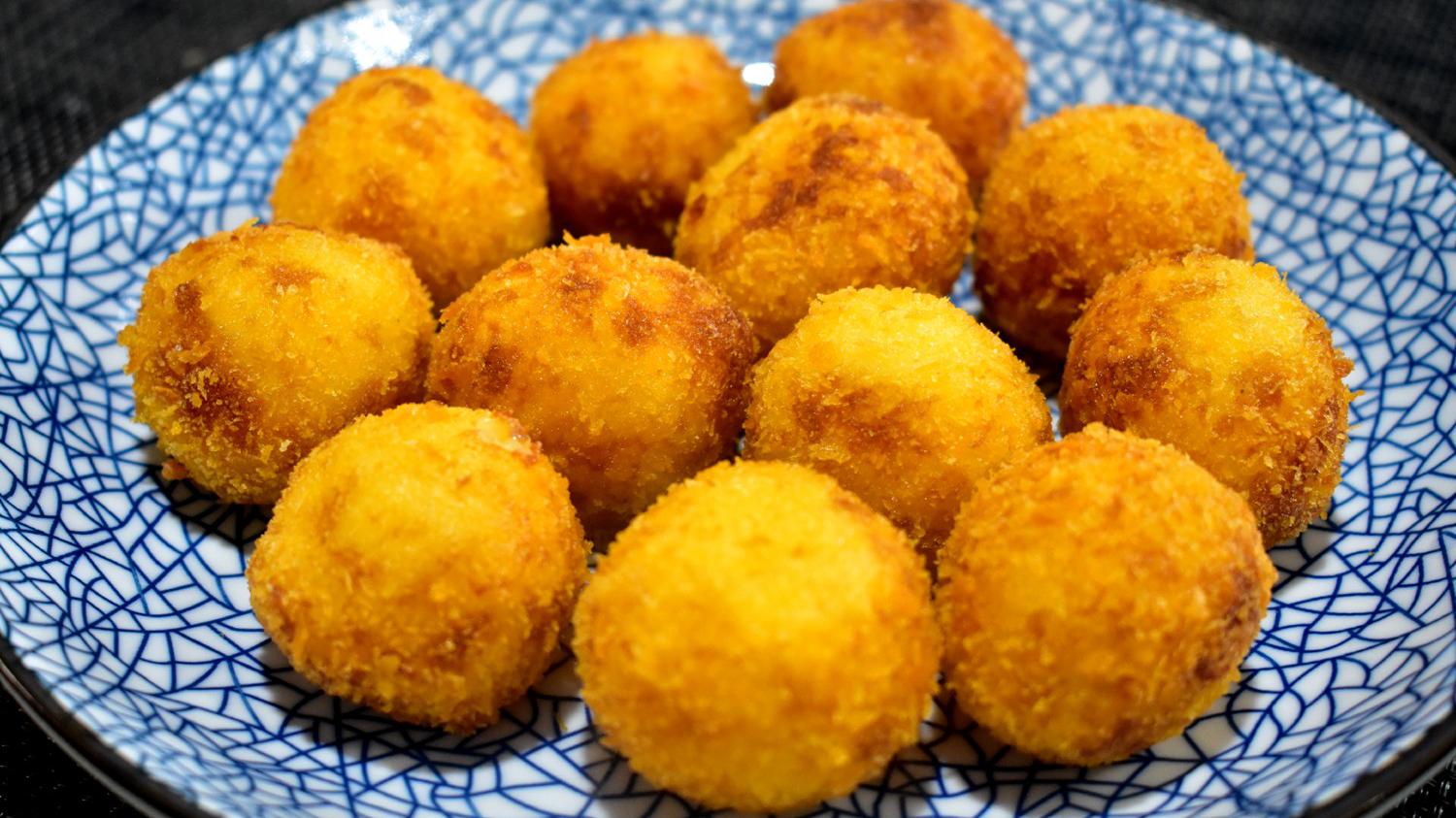 1碗面粉,2个土豆,教你做出软糯拉丝的土豆丸子,吃一口满嘴香