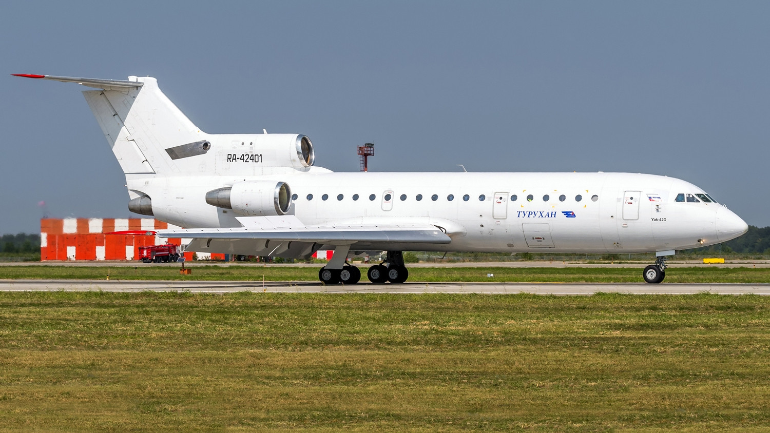 雅克-40改进型—苏联/俄罗斯雅克-42型轻型支线客机(三发动机)雅克-40
