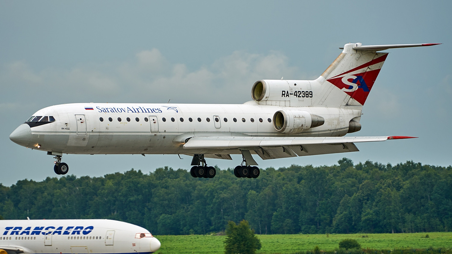 雅克40改进型苏联俄罗斯雅克42型轻型支线客机三发动机