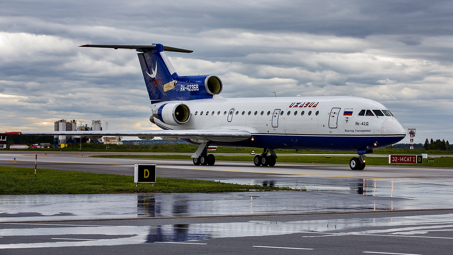 雅克40改进型苏联俄罗斯雅克42型轻型支线客机三发动机