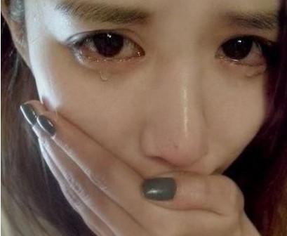 婚后一年我回家看望爸妈,在妈妈手机上看到一条短信,我捂着嘴哭