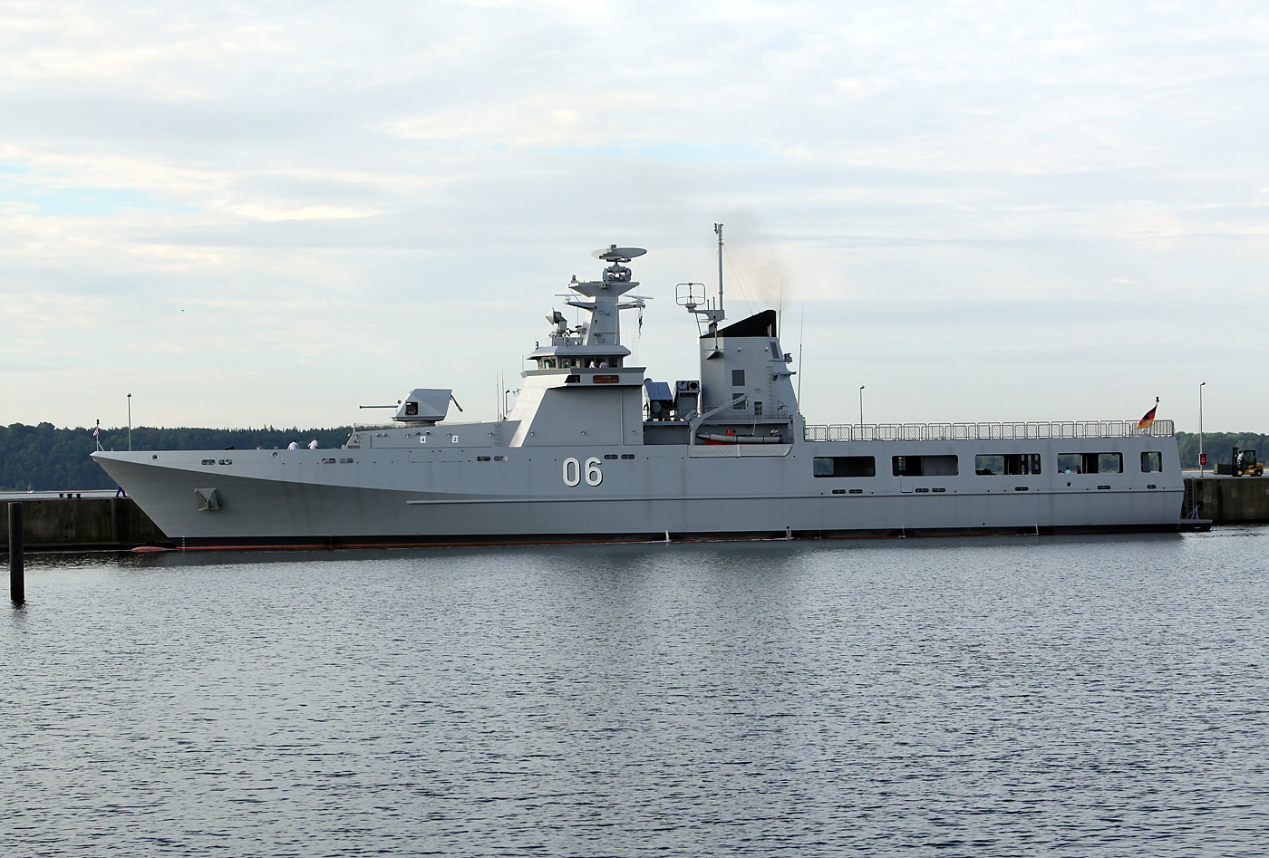 中国818海警舰正式出海日本巡逻舰也追不上实力强劲