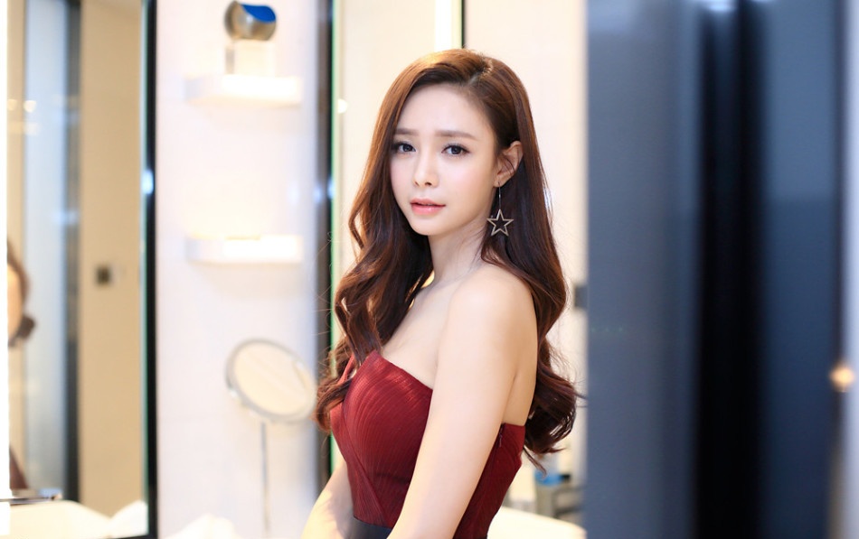 沈梦辰学柳岩大秀事业线遭热议,网友:多学学谢娜