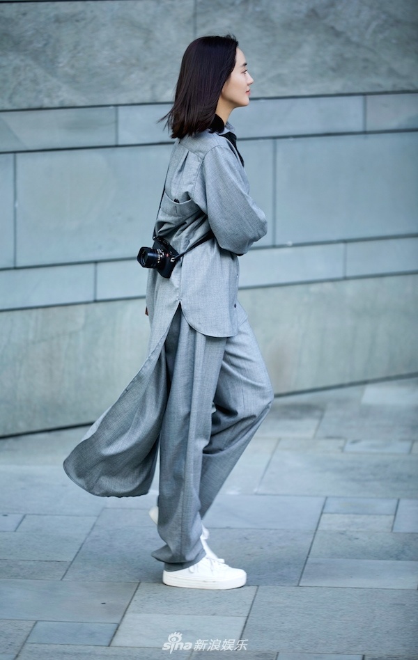 王智背相机出门 潇洒飘逸走路带风_新浪看点