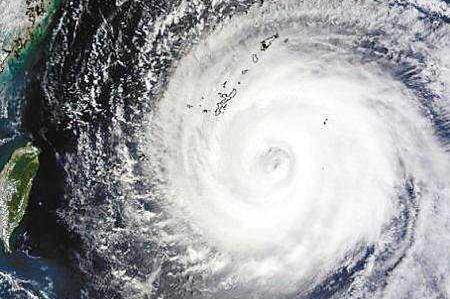 经过关岛之后,泰培继续向西北偏西方向移动,但因受低压槽逼近的影响折