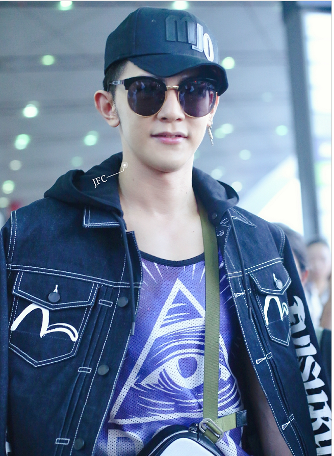 汪东城一身牛仔墨镜遮面打扮超级酷现身机场 走路带风笑容里有糖