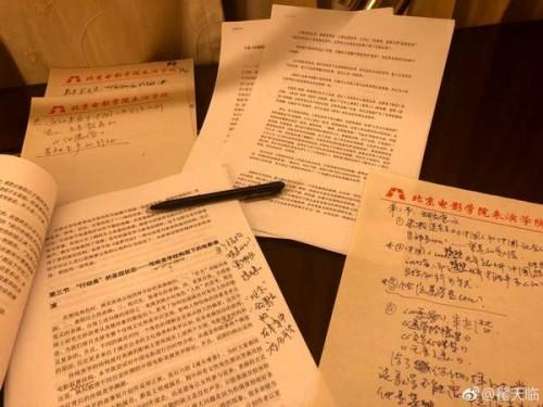 翟天临写博士论文深夜发愁,网友:能靠脸吃饭偏靠才华