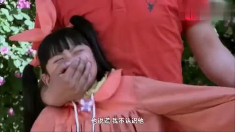 人贩子欲拐走小女孩,没想到把女孩胳膊头都拽掉了,人贩子吓傻了