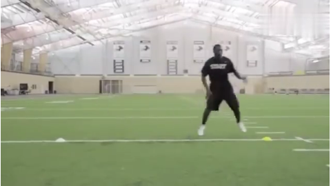 校运会男子一百米短跑比赛,四道的起跑方式太