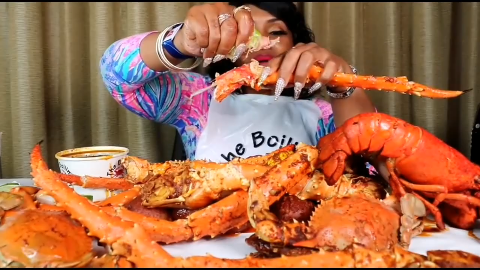 黑人阿姨吃帝王蟹下巴上都是油还带了个围兜