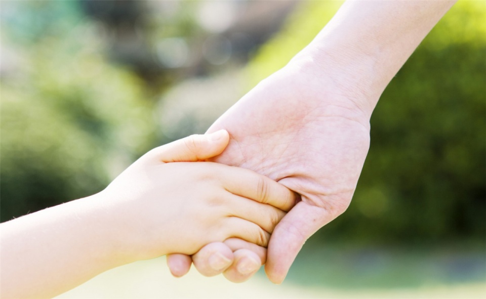 爸爸妈妈,再不陪我玩,我就长大了!很多父母后悔现在才知道